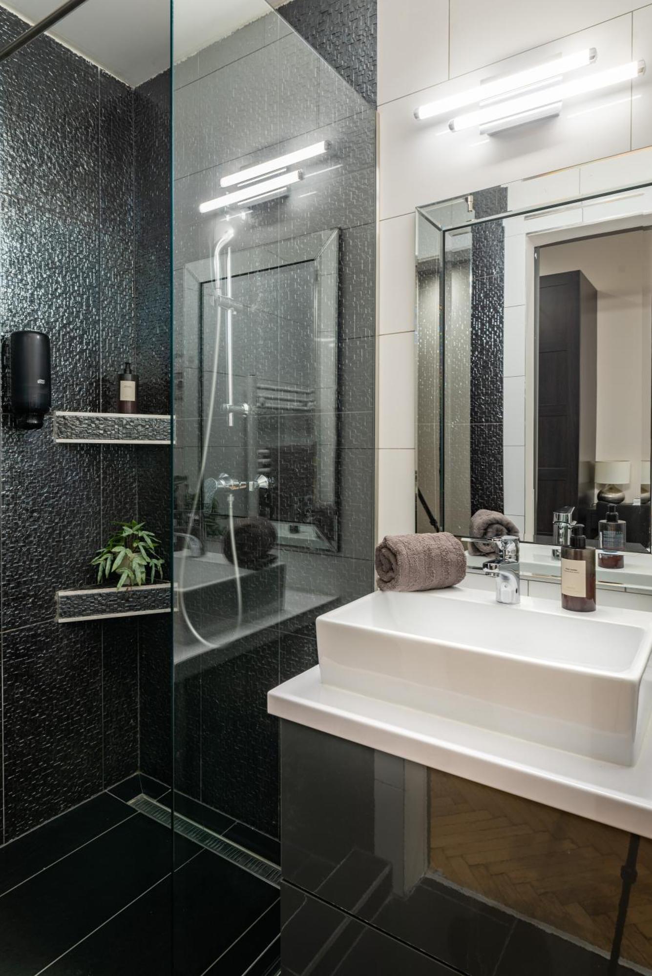 Chic Central 1Br Retreat Near New York Cafe With View Budapest Eksteriør bilde